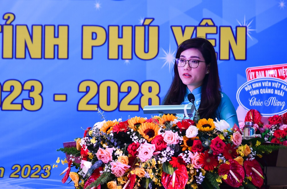 Chị Hồ Hồng Nguyên - Phó Chủ tịch thường trực T.Ư Hội Sinh viên Việt Nam, phát biểu chỉ đạo Đại hội. Chị Hồ Hồng Nguyên - Phó Chủ tịch thường trực T.Ư Hội Sinh viên Việt Nam, phát biểu chỉ đạo Đại hội.