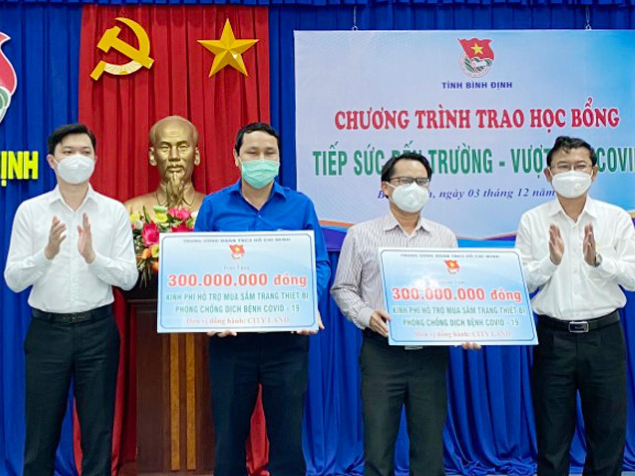 Tại chương trình, T.Ư Đoàn đã trao tặng kinh phí hỗ trợ mua sắm trang thiết bị phòng chống dịch bệnh COVID-19 cho tỉnh Bình Định trị giá 300 triệu đồng. Tại chương trình, T.Ư Đoàn đã trao tặng kinh phí hỗ trợ mua sắm trang thiết bị phòng chống dịch bệnh COVID-19 cho tỉnh Bình Định trị giá 300 triệu đồng.