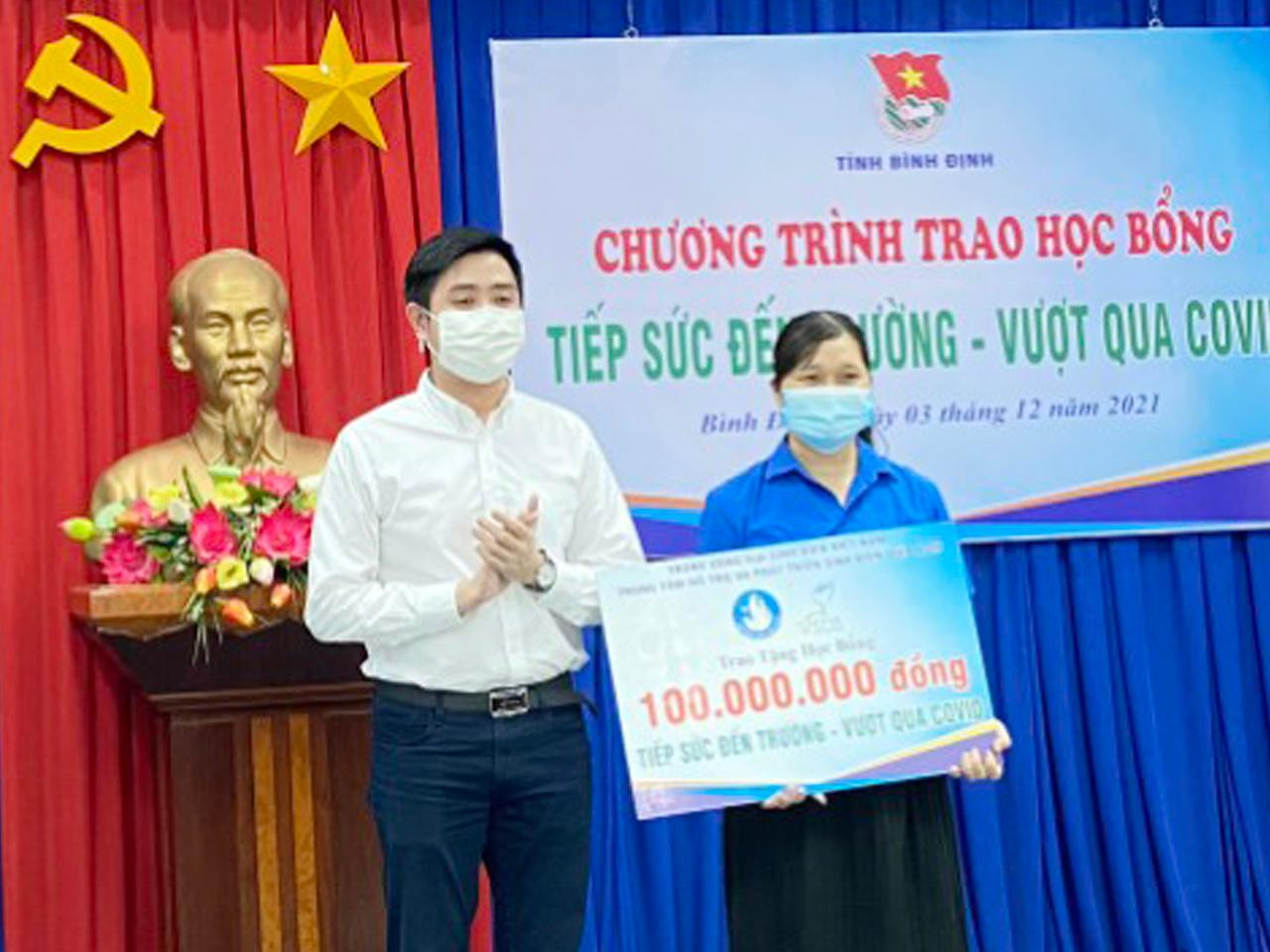 Anh Lâm Tùng - Giám đốc Trung tâm Hỗ trợ và Phát triển Sinh viên Việt Nam trao tượng trưng 100 suất học bổng cho đại diện Tỉnh Đoàn Bình Định. Anh Lâm Tùng - Giám đốc Trung tâm Hỗ trợ và Phát triển Sinh viên Việt Nam trao tượng trưng 100 suất học bổng cho đại diện Tỉnh Đoàn Bình Định.