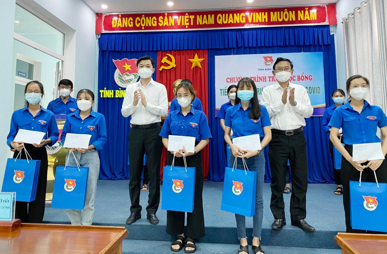 Ban Tổ chức tặng học bổng cho học sinh, sinh viên có hoàn cảnh khó khăn bị ảnh hưởng bởi đại dịch COVID-19 trên địa bàn tỉnh Bình Định. Ban Tổ chức tặng học bổng cho học sinh, sinh viên có hoàn cảnh khó khăn bị ảnh hưởng bởi đại dịch COVID-19 trên địa bàn tỉnh Bình Định.