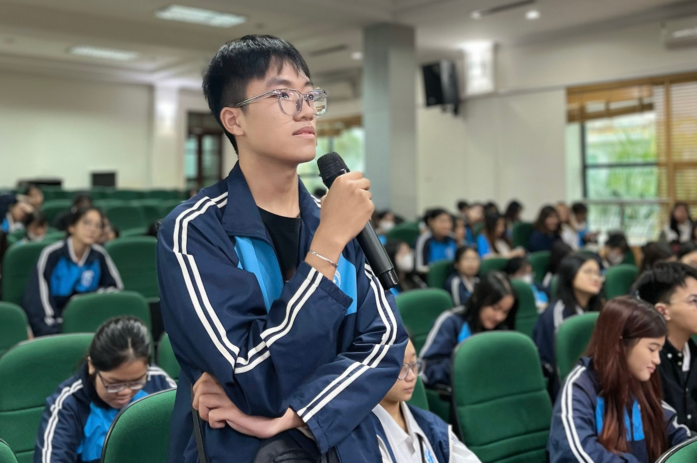 Sinh viên trao đổi với diễn giả trong chương trình. Sinh viên trao đổi với diễn giả trong chương trình.