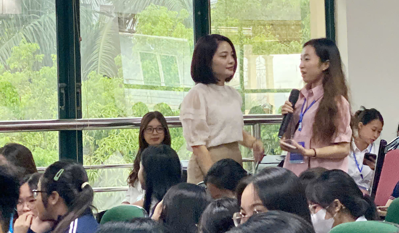 Sinh viên trao đổi với diễn giả trong chương trình. Sinh viên trao đổi với diễn giả trong chương trình.