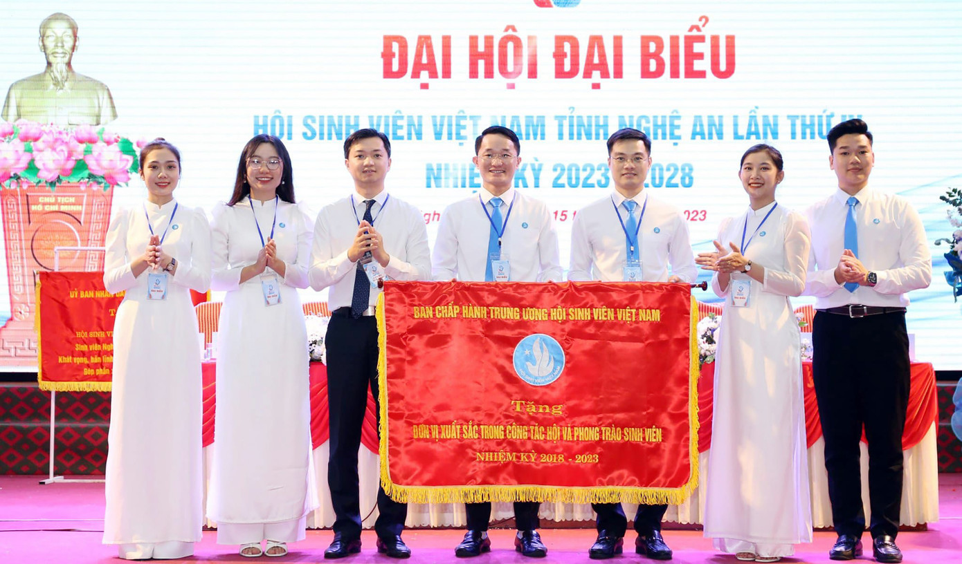 Dịp này, T.Ư Hội Sinh viên Việt Nam trao tặng Cờ thi đua cho Hội Sinh viên tỉnh Nghệ An vì đã có thành tích xuất sắc trong công tác Hội và phong trào Sinh viên, nhiệm kỳ 2018 - 2023. Dịp này, T.Ư Hội Sinh viên Việt Nam trao tặng Cờ thi đua cho Hội Sinh viên tỉnh Nghệ An vì đã có thành tích xuất sắc trong công tác Hội và phong trào Sinh viên, nhiệm kỳ 2018 - 2023.