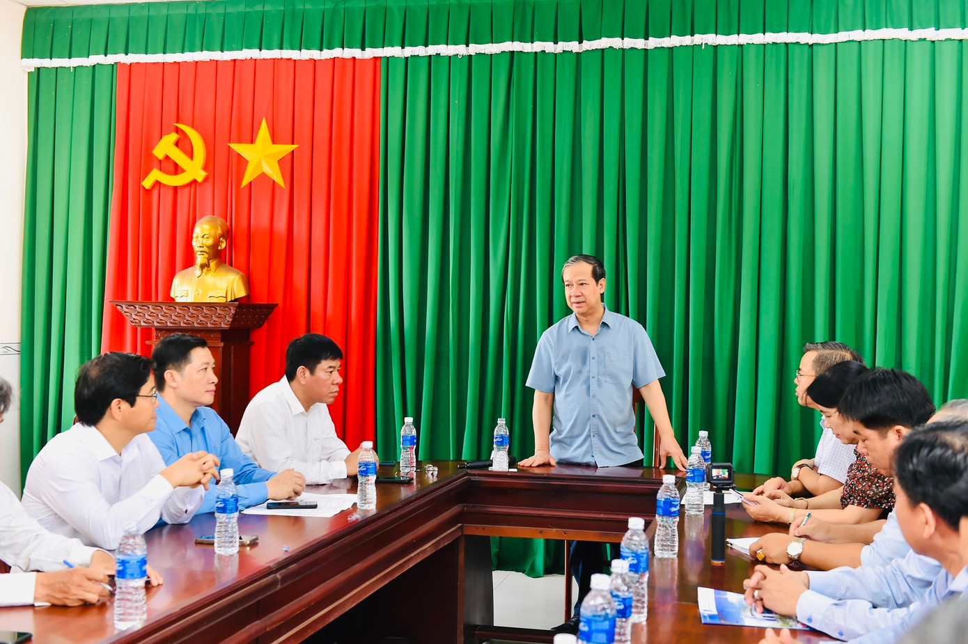 Bộ trưởng Nguyễn Kim Sơn trao đổi tại Điểm thi Trường THPT Vị Thanh, tỉnh Hậu Giang.