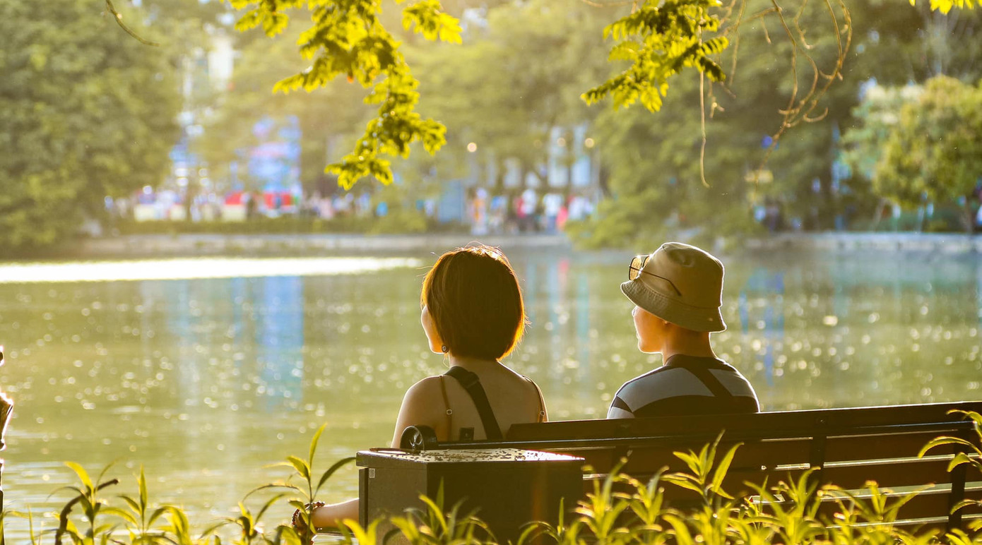 Sinh viên Thủ đô hào hứng đón gió mùa đầu mùa trong không khí se lạnh, khoác lên mình những chiếc áo len ấm áp và cùng nhau tận hưởng hương vị đặc trưng của mùa Đông sắp về.