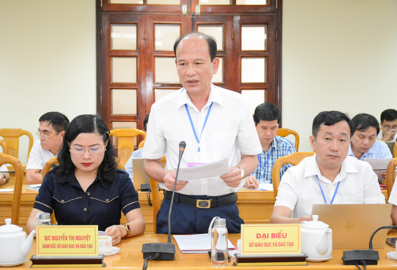 Lãnh đạo Sở GD - ĐT tỉnh Hà Tĩnh báo cáo tại buổi làm việc.