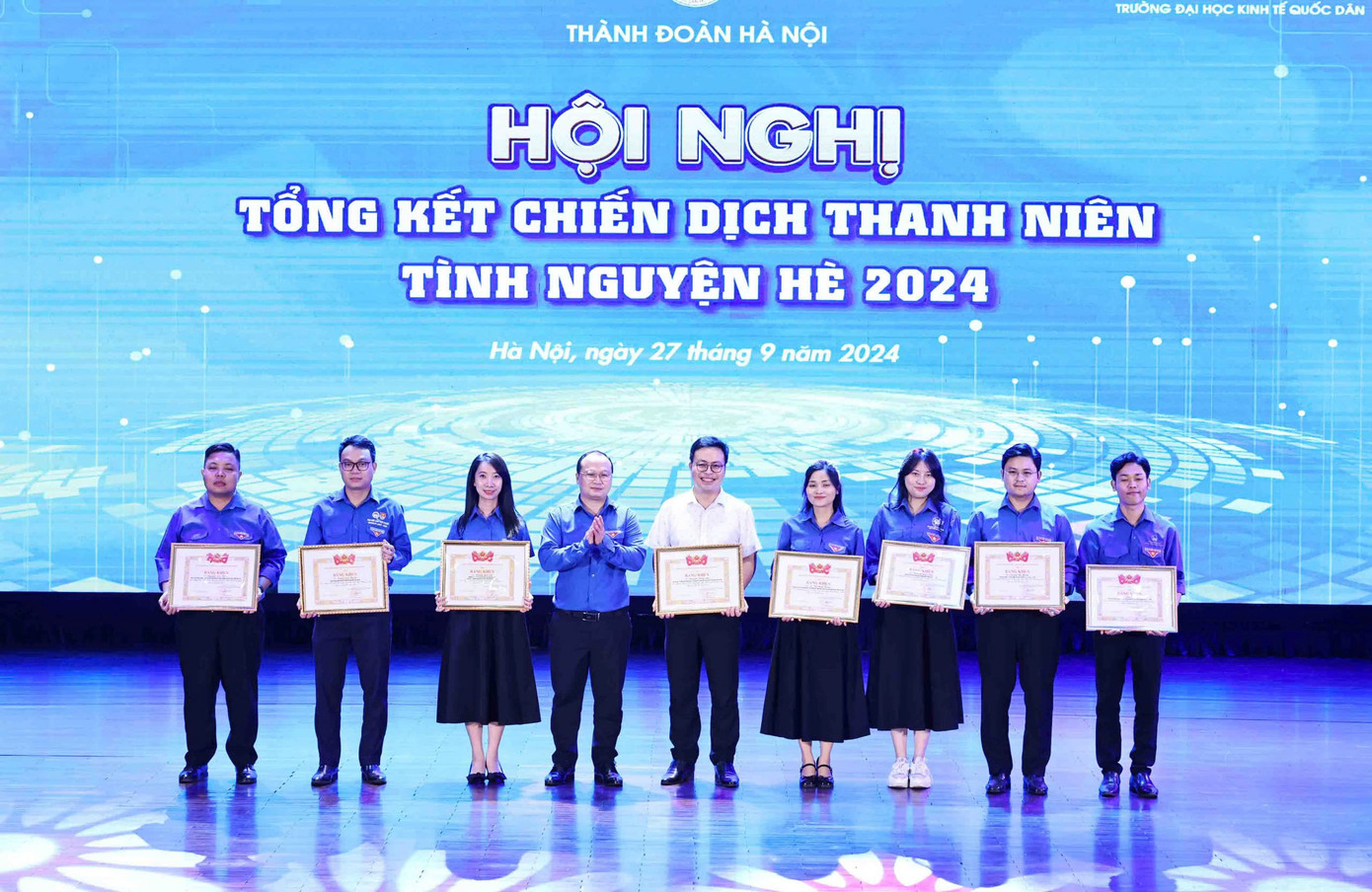 Các đơn vị, cá nhân nhận bằng khen tại Hội nghị.