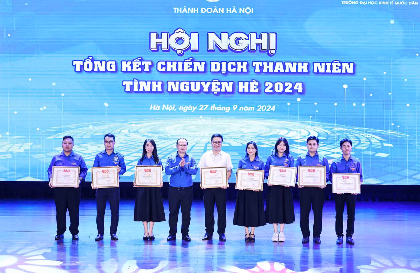 Các đơn vị, cá nhân nhận bằng khen tại Hội nghị.