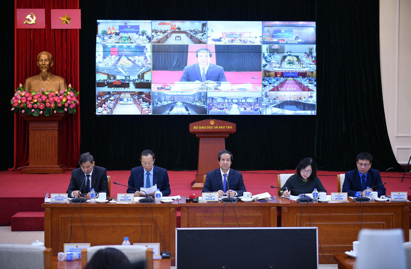 Toàn cảnh buổi gặp gỡ, trao đổi giữa Bộ trưởng Bộ GD-ĐT và nhà giáo, cán bộ quản lý, nhân viên ngành. Toàn cảnh buổi gặp gỡ, trao đổi giữa Bộ trưởng Bộ GD-ĐT và nhà giáo, cán bộ quản lý, nhân viên ngành.