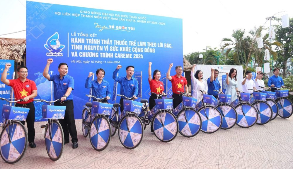 Đại diện Ban tổ chức và các đơn vị liên quan đạp xe tuyên truyền, cổ động Hành trình.