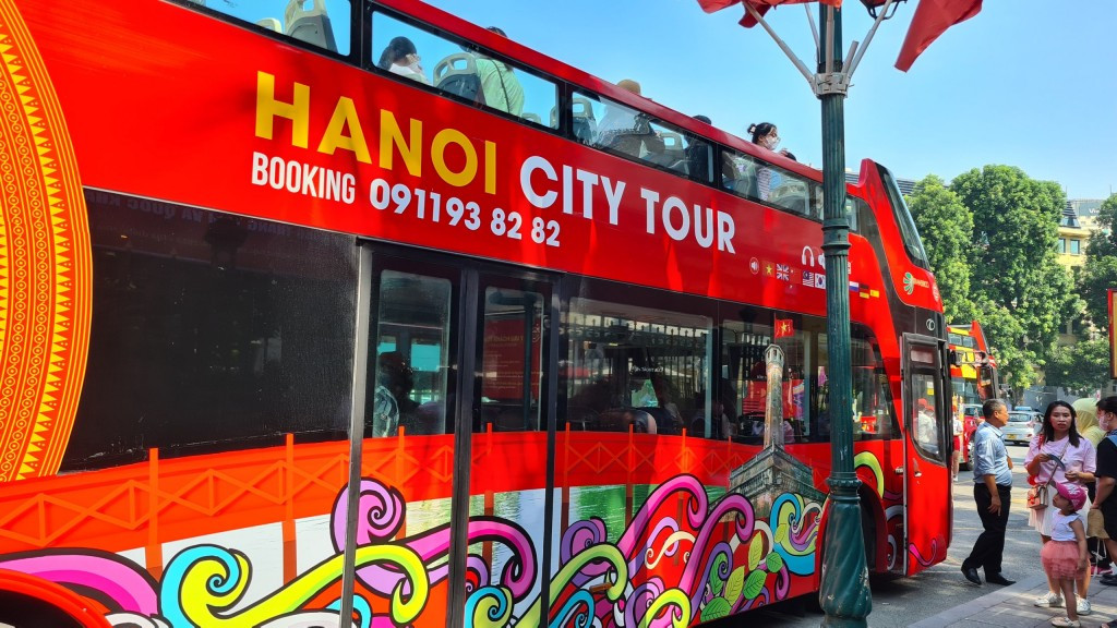 Xe buýt 2 tầng hút đông đảo các bạn trẻ và sinh viên trải nghiệm. Xe buýt 2 tầng hút đông đảo các bạn trẻ và sinh viên trải nghiệm.