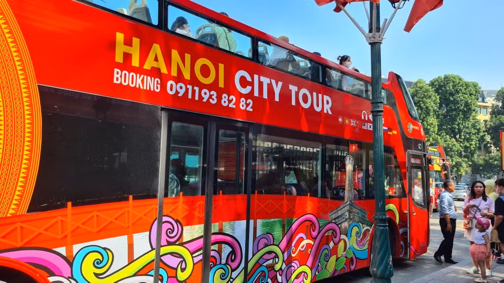 Xe buýt 2 tầng hút đông đảo các bạn trẻ và sinh viên trải nghiệm. Xe buýt 2 tầng hút đông đảo các bạn trẻ và sinh viên trải nghiệm.