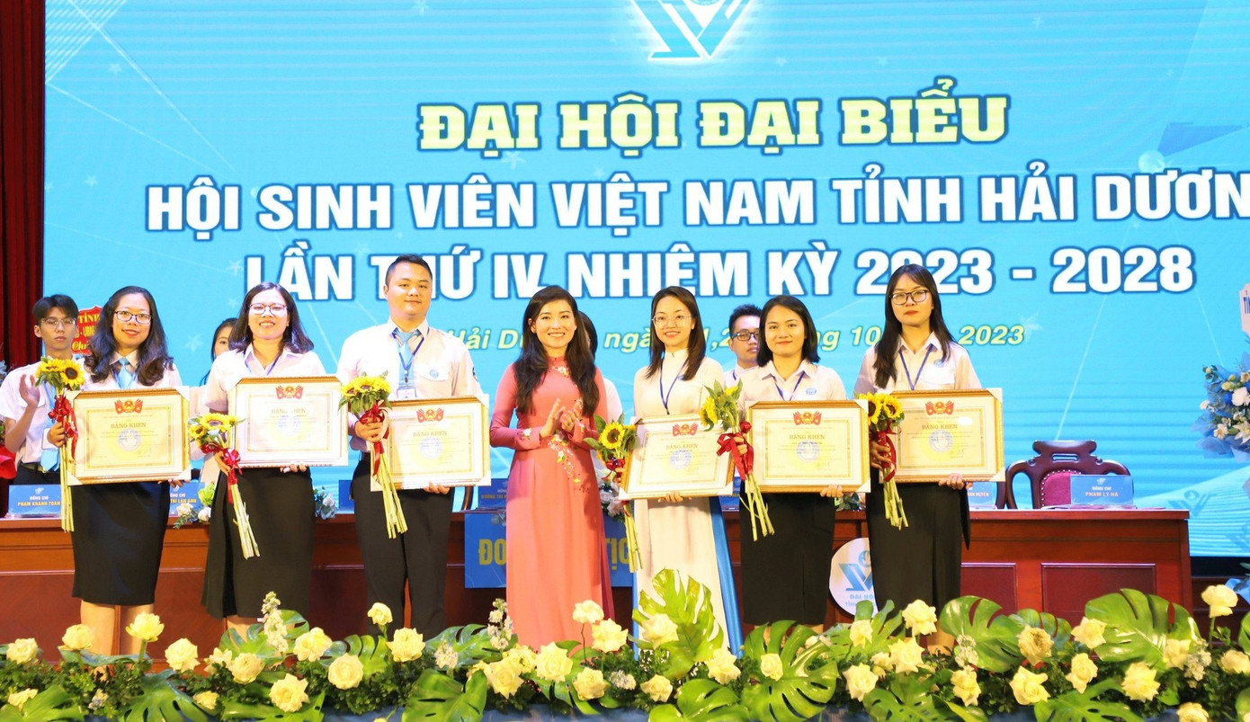 T.Ư Hội Sinh viên Việt Nam tặng Bằng khen cho 3 tập thể và 3 cá nhân. T.Ư Hội Sinh viên Việt Nam tặng Bằng khen cho 3 tập thể và 3 cá nhân.