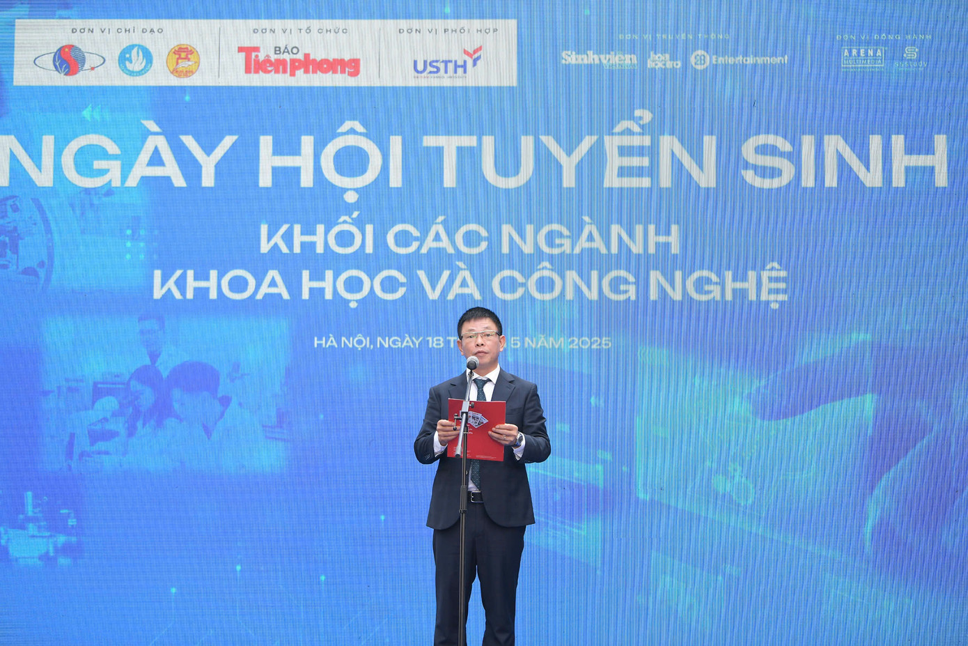 Ngày hội tuyển sinh khối ngành Khoa học và Công nghệ: Truyền cảm hứng từ không gian tri thức đặc biệt. Ngày hội tuyển sinh khối ngành Khoa học và Công nghệ: Truyền cảm hứng từ không gian tri thức đặc biệt.