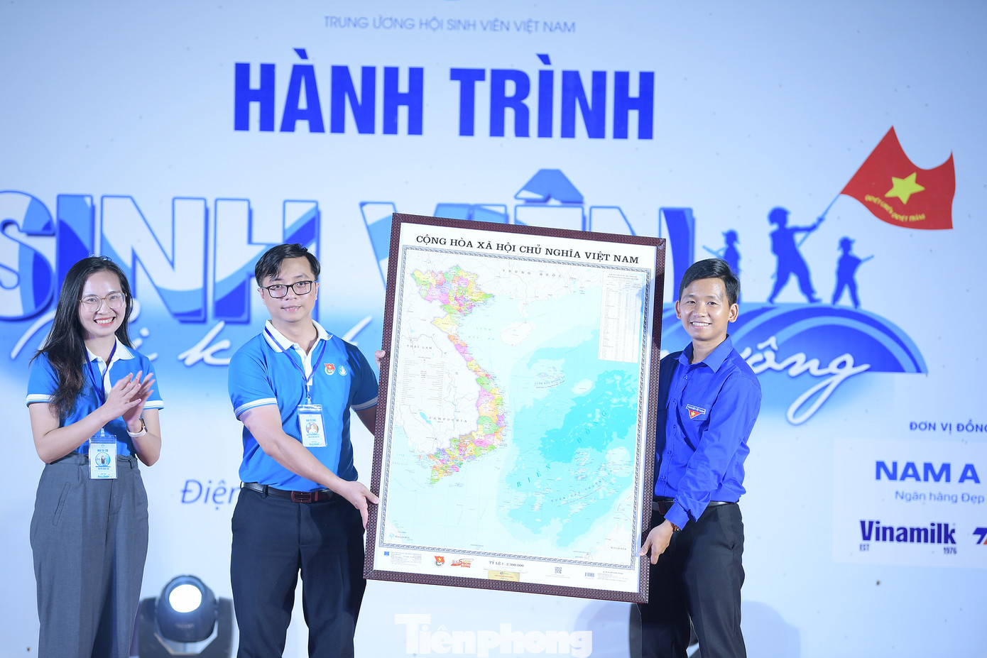 Trong khuôn khổ chương trình, T.Ư Hội Sinh viên Việt Nam trao tặng trao tặng 500 bản đồ Việt Nam, trị giá 20 triệu đồng cho huyện Đoàn Mường Nhé, tỉnh Điện Biên; Hội Sinh viên Việt Nam TP. HCM trao tặng đồn Biên phòng A Pa Chải 1 máy photocopy trị giá 45 triệu đồng.