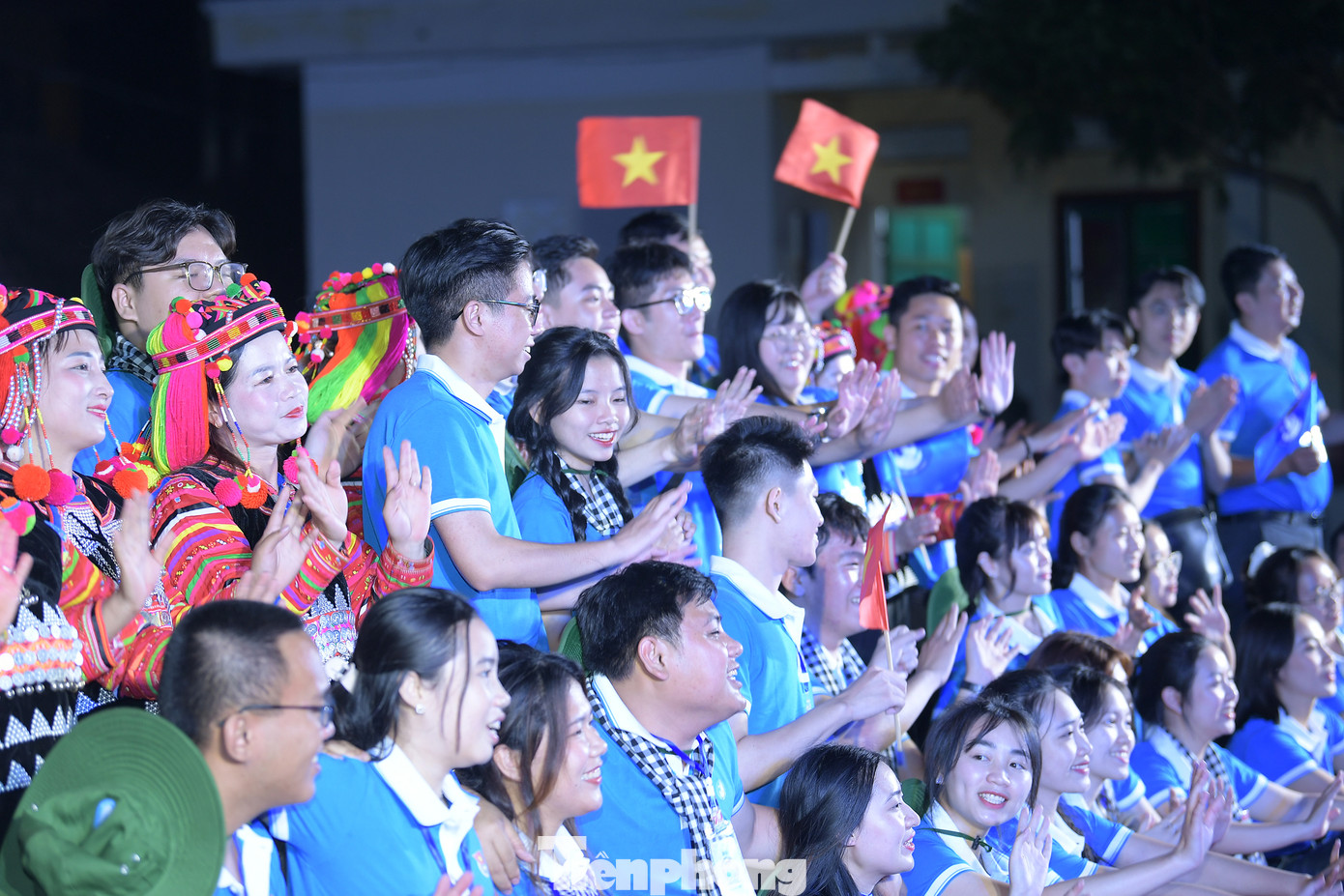 Tiếp nối mạch cảm xúc đó, trong chương trình buổi tối nay, các cán bộ Hội, hội viên, sinh viên trên cả nước giao lưu văn hoá, văn nghệ và sinh hoạt lửa trại cùng với đoàn viên, thanh niên, người dân xã Sín Thầu và các chiến sĩ Bộ đội Biên phòng Đồn Biên phòng A Pa Chải.