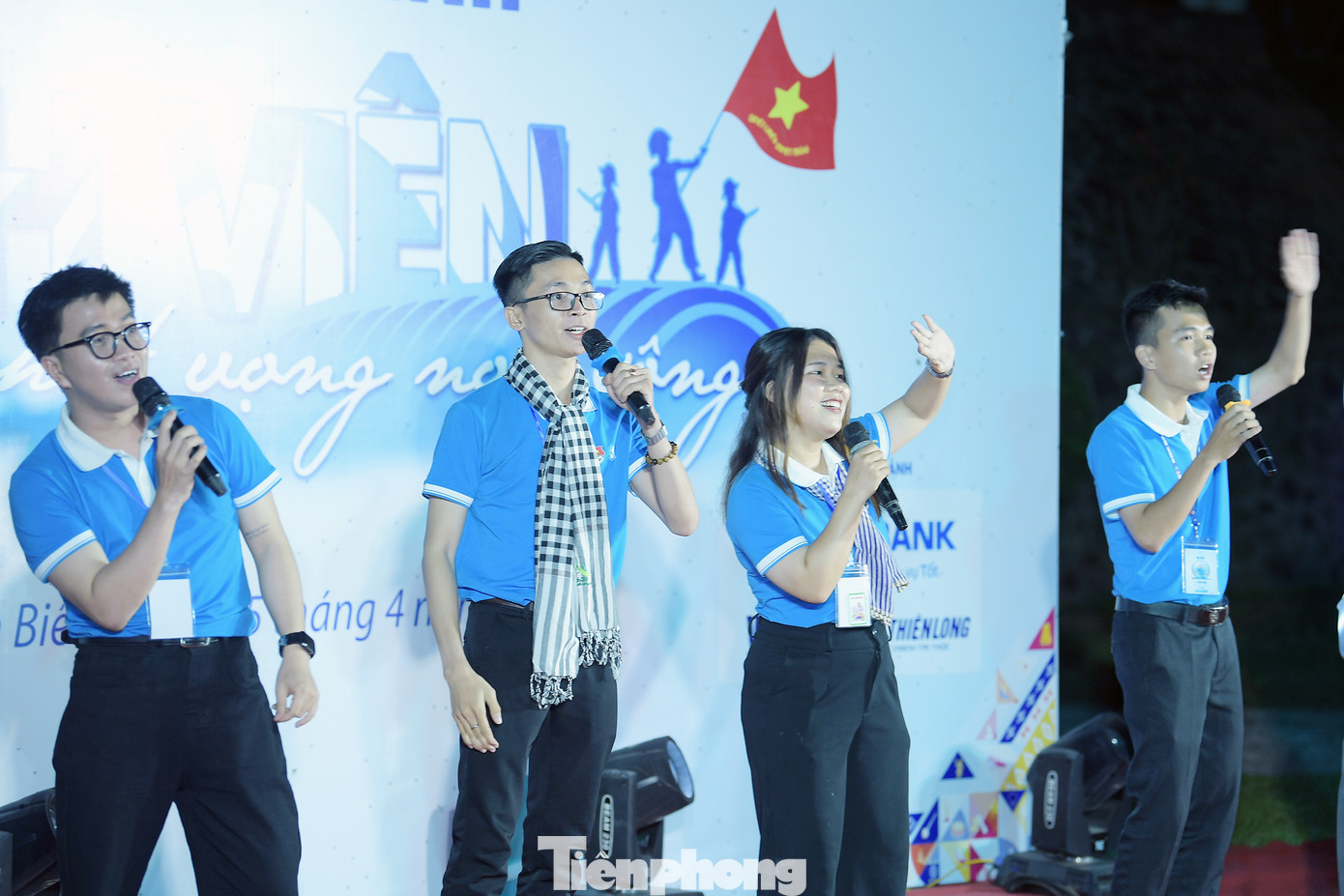 Tiếp nối mạch cảm xúc đó, trong chương trình buổi tối nay, các cán bộ Hội, hội viên, sinh viên trên cả nước giao lưu văn hoá, văn nghệ và sinh hoạt lửa trại cùng với đoàn viên, thanh niên, người dân xã Sín Thầu và các chiến sĩ Bộ đội Biên phòng Đồn Biên phòng A Pa Chải.