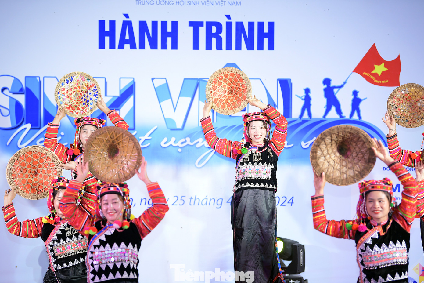 Tiếp nối mạch cảm xúc đó, trong chương trình buổi tối nay, các cán bộ Hội, hội viên, sinh viên trên cả nước giao lưu văn hoá, văn nghệ và sinh hoạt lửa trại cùng với đoàn viên, thanh niên, người dân xã Sín Thầu và các chiến sĩ Bộ đội Biên phòng Đồn Biên phòng A Pa Chải.