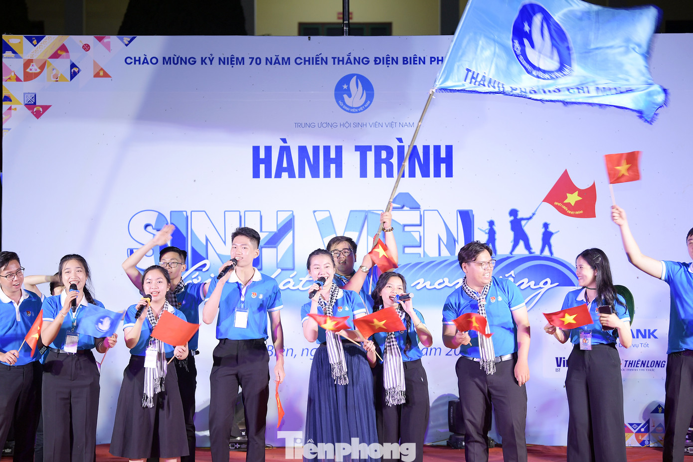 “Tôi tin rằng, buổi giao lưu văn hoá, văn nghệ và lửa trại ngày hôm nay sẽ đem đến cho các đồng chí đại biểu của hành trình, các đồng chí cán bộ Hội, hội viên, sinh viên nhiều cảm xúc tốt đẹp. Buổi giao lưu này sẽ mang đến cho mỗi người chúng ta một nguồn năng lượng mới, làm bền chặt hơn tình bạn bè, đồng chí và mối đoàn kết giữa dân, quân”, anh Nguyễn Minh Triết nói.