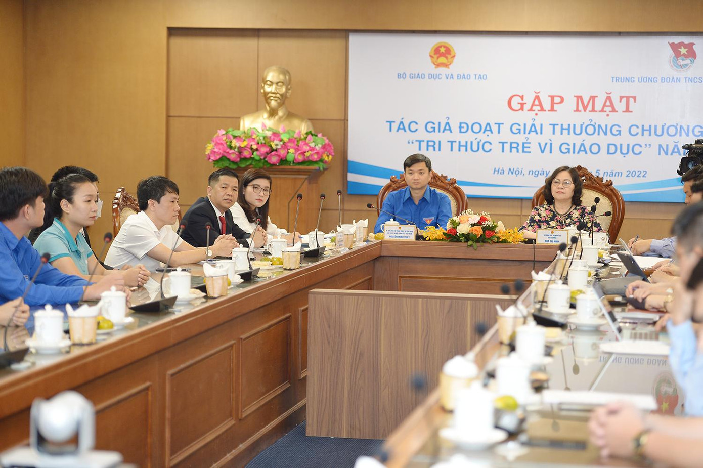 Lãnh đạo Bộ GD - ĐT gặp mặt các tác giả tham dự Vòng Chung kết chương trình &quot;Tri thức trẻ vì giáo dục&quot; năm 2021.