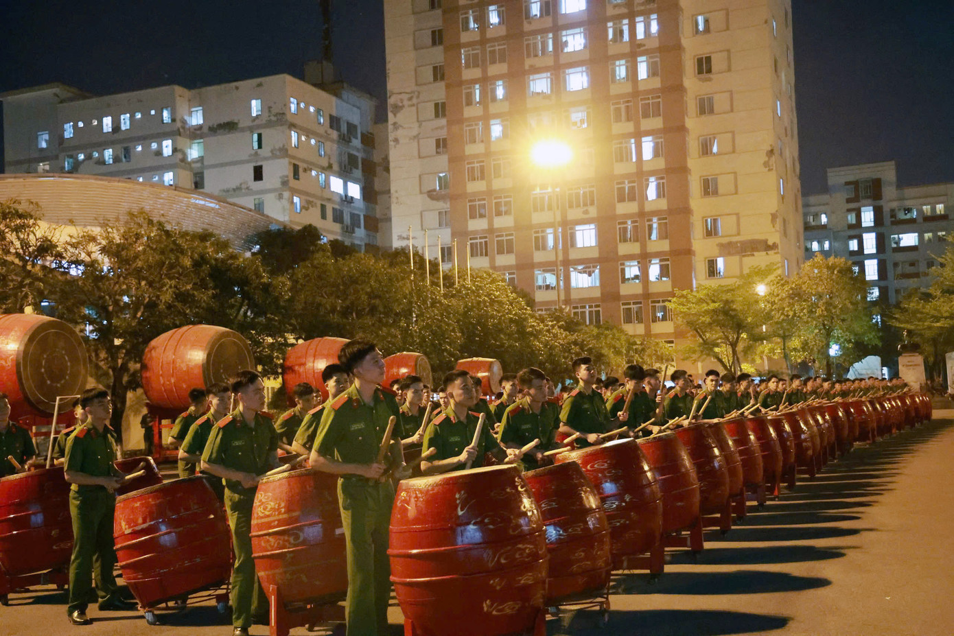 1.000 diễn viên Trống hội Học viện CSND tổng duyệt hoành tráng, sẵn sàng cho Lễ kỷ niệm 50 năm Giải phóng miền Nam. 1.000 diễn viên Trống hội Học viện CSND tổng duyệt hoành tráng, sẵn sàng cho Lễ kỷ niệm 50 năm Giải phóng miền Nam.