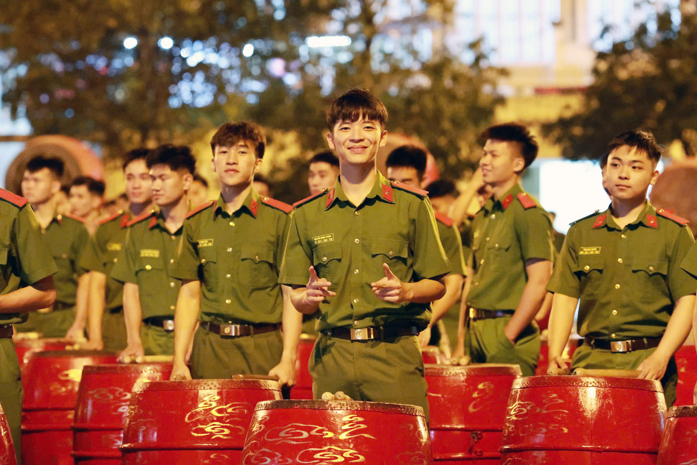 Tiết mục trống hội “Bản hùng ca toàn thắng”. Tiết mục trống hội “Bản hùng ca toàn thắng”.