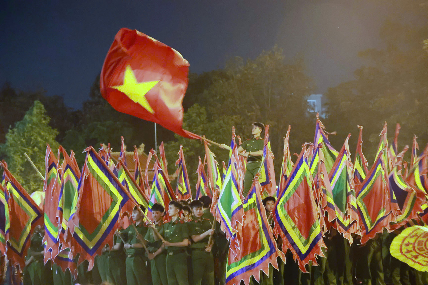 Tiết mục trống hội “Bản hùng ca toàn thắng” được dàn dựng công phu. Tiết mục trống hội “Bản hùng ca toàn thắng” được dàn dựng công phu.