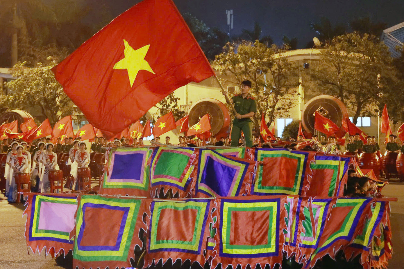 1.000 diễn viên Trống hội Học viện CSND tổng duyệt hoành tráng, sẵn sàng cho Lễ kỷ niệm 50 năm Giải phóng miền Nam. 1.000 diễn viên Trống hội Học viện CSND tổng duyệt hoành tráng, sẵn sàng cho Lễ kỷ niệm 50 năm Giải phóng miền Nam.