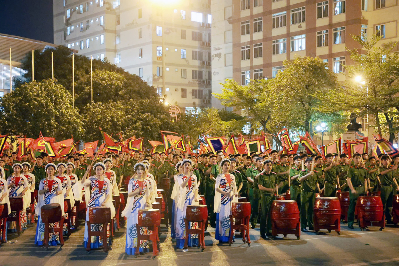 1.000 diễn viên Trống hội Học viện CSND tổng duyệt hoành tráng, sẵn sàng cho Lễ kỷ niệm 50 năm Giải phóng miền Nam. 1.000 diễn viên Trống hội Học viện CSND tổng duyệt hoành tráng, sẵn sàng cho Lễ kỷ niệm 50 năm Giải phóng miền Nam.