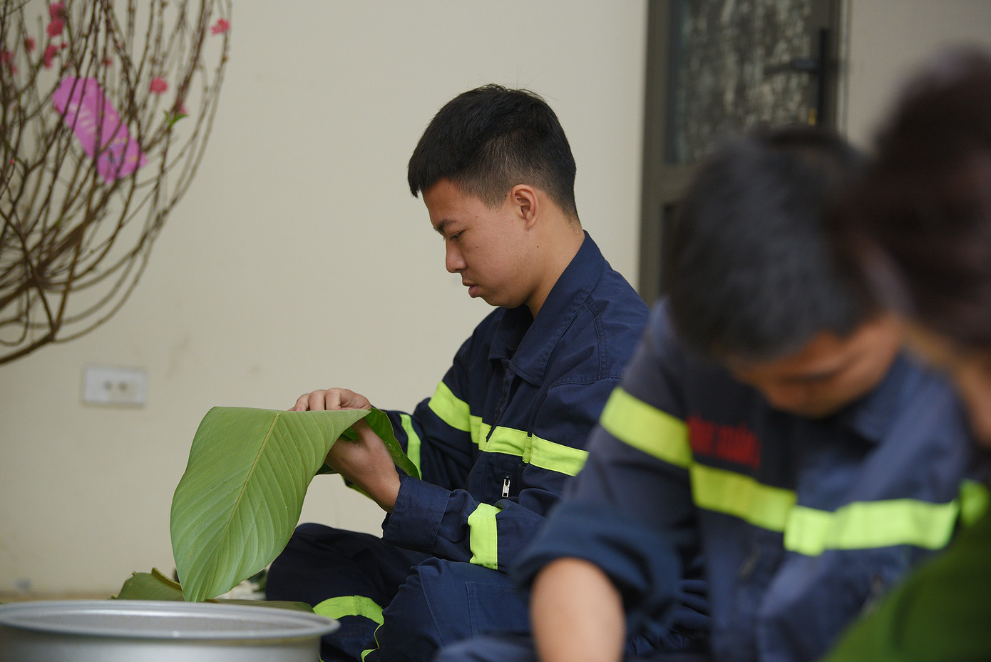 Mọi khâu gói bánh như lá, đỗ và gạo đều do các cán bộ, chiến sĩ chuẩn bị. Mọi khâu gói bánh như lá, đỗ và gạo đều do các cán bộ, chiến sĩ chuẩn bị.