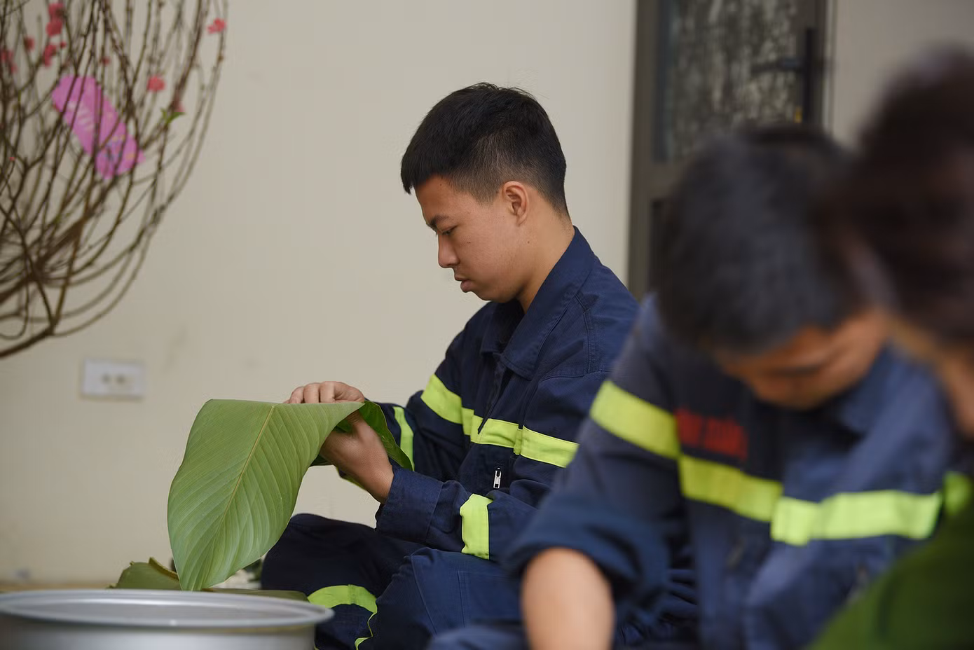 Mọi khâu gói bánh như lá, đỗ và gạo đều do các cán bộ, chiến sĩ chuẩn bị.