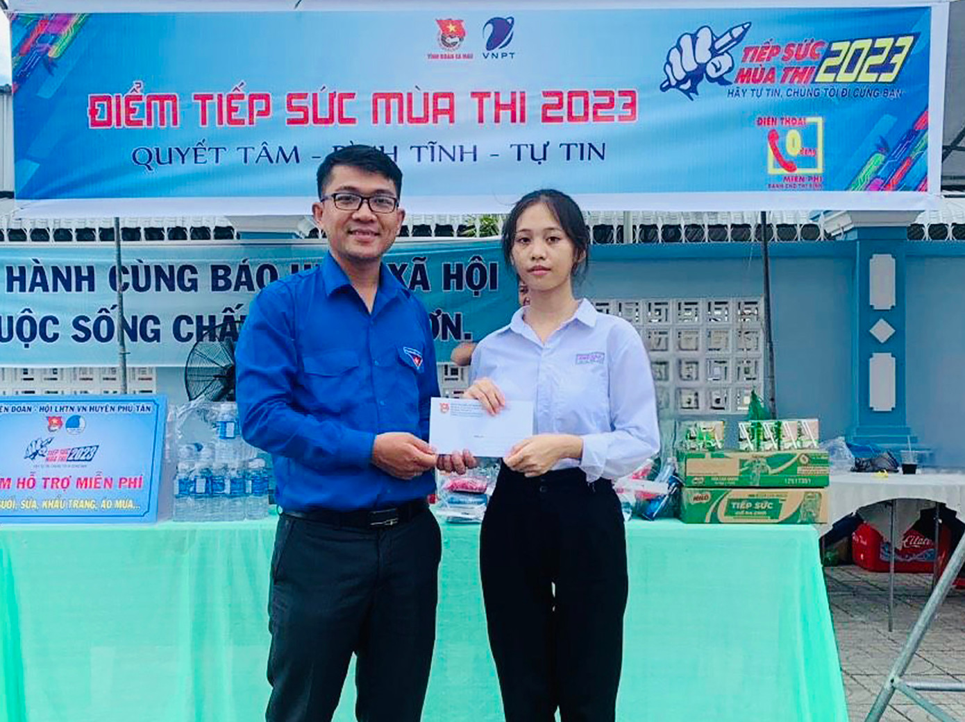 Nữ sinh mất cả mẹ lẫn em trong dịch COVID-19 nhận học bổng 'Tiếp sức mùa thi' cảu T.Ư Hội Sinh viên Việt Nam.