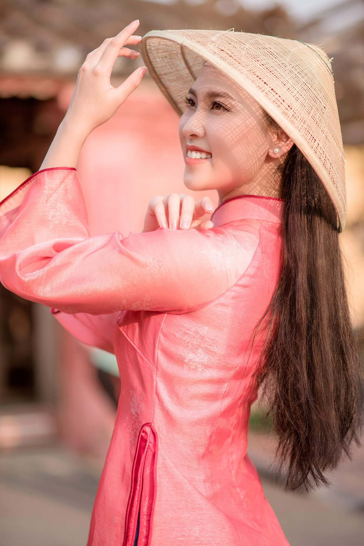 Ngô Thị Diệu Ngân sinh năm 2000, quê ở Nghệ An. Cô từng là người đẹp gây chú ý khi tham gia đến 2 lần Hoa hậu Việt Nam (năm 2018 và 2020).