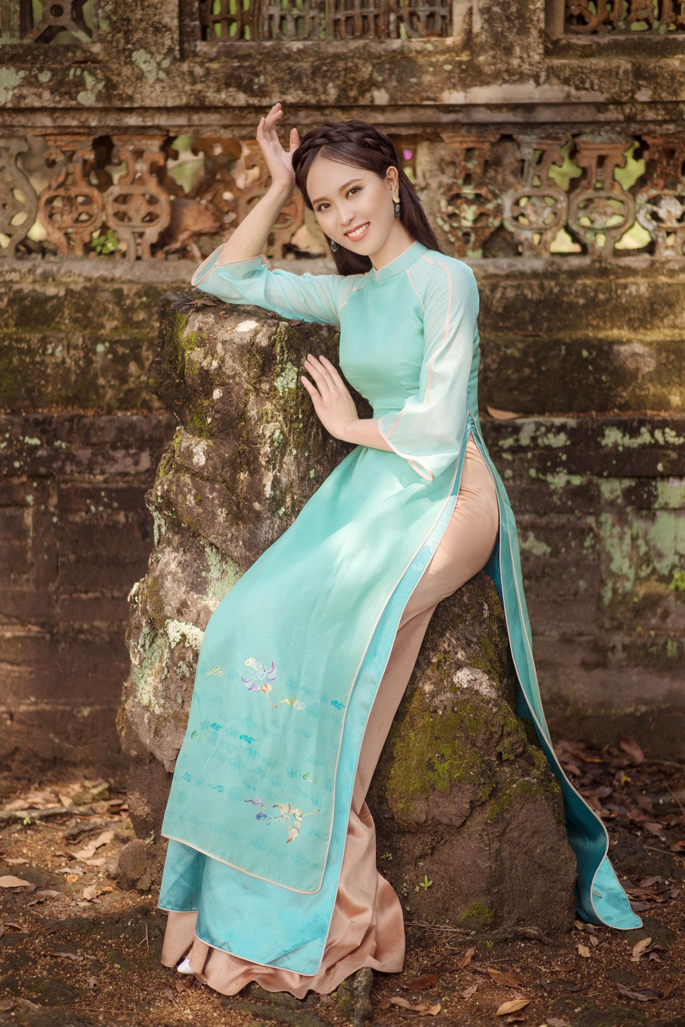 Diệu Ngân thanh lịch trong tà áo dài.