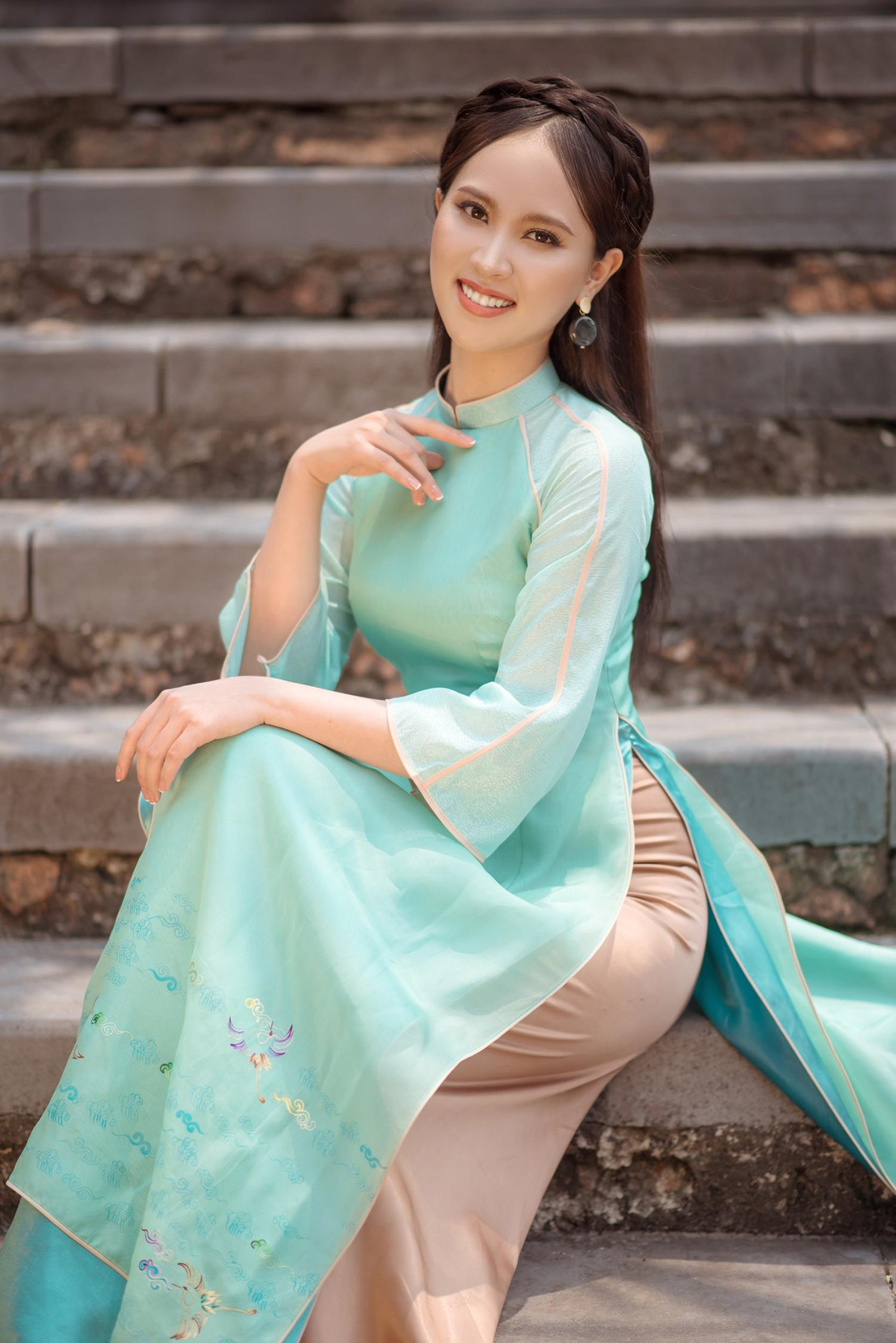 Về thành tích tại các cuộc thi, cô từng đoạt giải Quán quân Người đẹp Đền Cuông – Thanh niên thanh lịch 2017, giải Ba cuộc thi ảnh online Hoa hậu Biển Việt Nam Toàn cầu 2018, Top 38 Chung kết Hoa hậu Việt Nam 2018, Top 60 Bán kết Hoa hậu Việt Nam 2020.