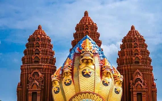 Cận cảnh rắn thần Naga 5 đầu ở Bình Định. Cận cảnh rắn thần Naga 5 đầu ở Bình Định.