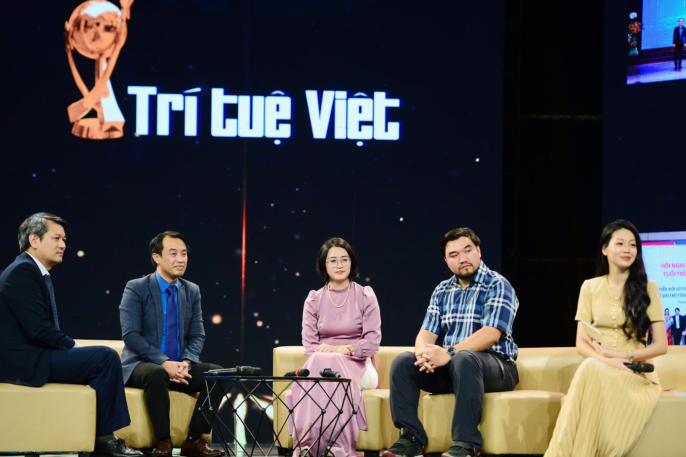 Đại diện các khách mời chia sẻ tại chương trình "Trí tuệ Việt".