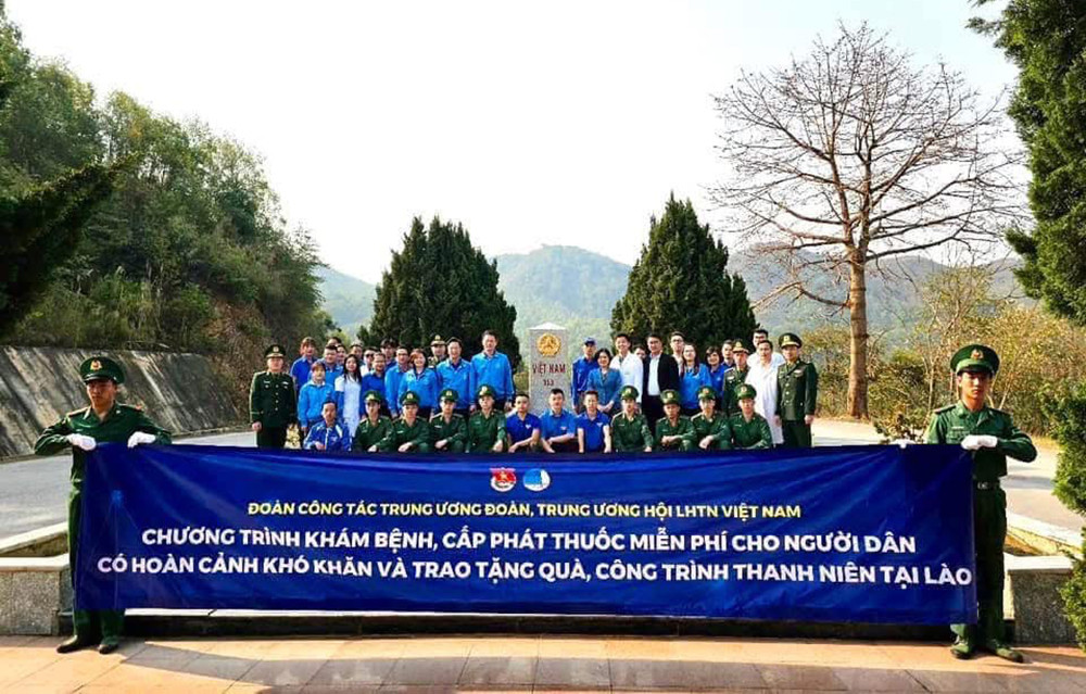 Lễ Chào cờ 'Tôi yêu Tổ quốc tôi' và Xuất quân Chương trình Khám bệnh, cấp phát thuốc, tặng quà tại Lào. Lễ Chào cờ 'Tôi yêu Tổ quốc tôi' và Xuất quân Chương trình Khám bệnh, cấp phát thuốc, tặng quà tại Lào.