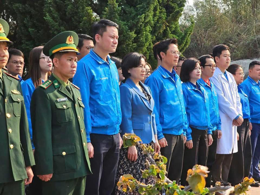 Các đại biểu tham dự chương trình. Các đại biểu tham dự chương trình.