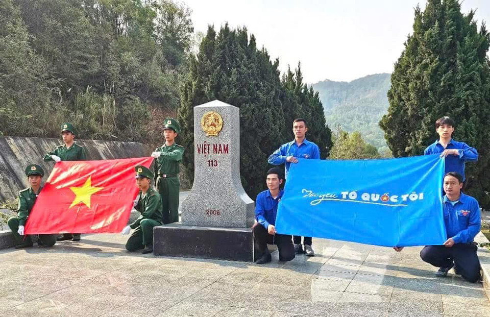 Lễ Chào cờ 'Tôi yêu Tổ quốc tôi' và Xuất quân Chương trình Khám bệnh, cấp phát thuốc, tặng quà tại Lào. Lễ Chào cờ 'Tôi yêu Tổ quốc tôi' và Xuất quân Chương trình Khám bệnh, cấp phát thuốc, tặng quà tại Lào.