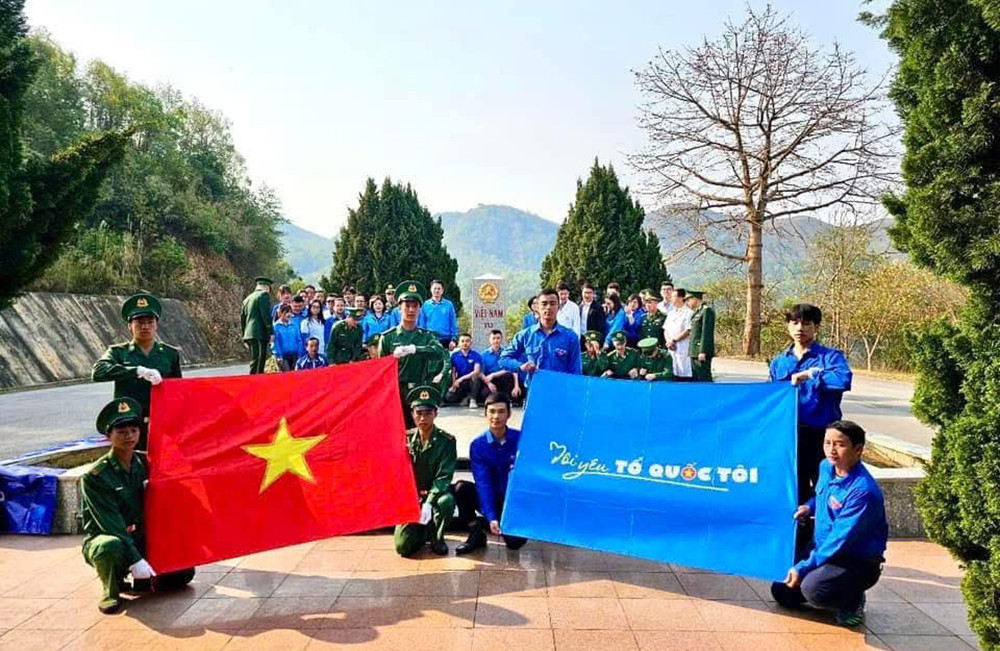 Lễ Chào cờ 'Tôi yêu Tổ quốc tôi' và Xuất quân Chương trình Khám bệnh, cấp phát thuốc, tặng quà tại Lào. Lễ Chào cờ 'Tôi yêu Tổ quốc tôi' và Xuất quân Chương trình Khám bệnh, cấp phát thuốc, tặng quà tại Lào.