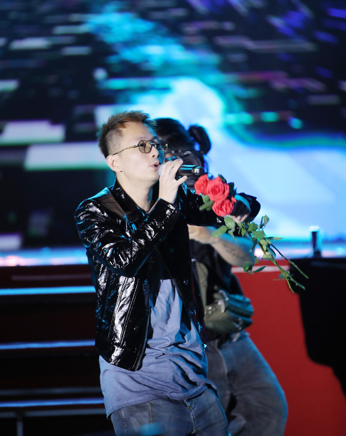 Đêm nhạc còn có sự xuất hiện của nam ca sĩ, rapper RHYMASTIC.