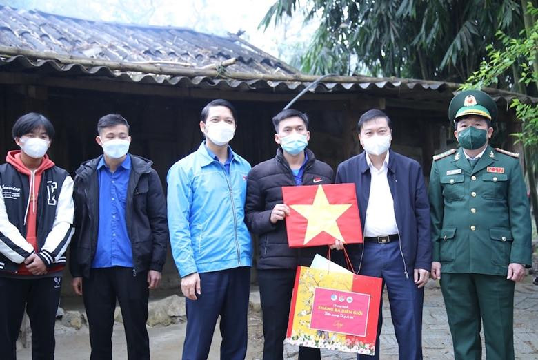 Cờ Tổ quốc được tặng cho các gia đình đang sinh sống dọc biên giới.