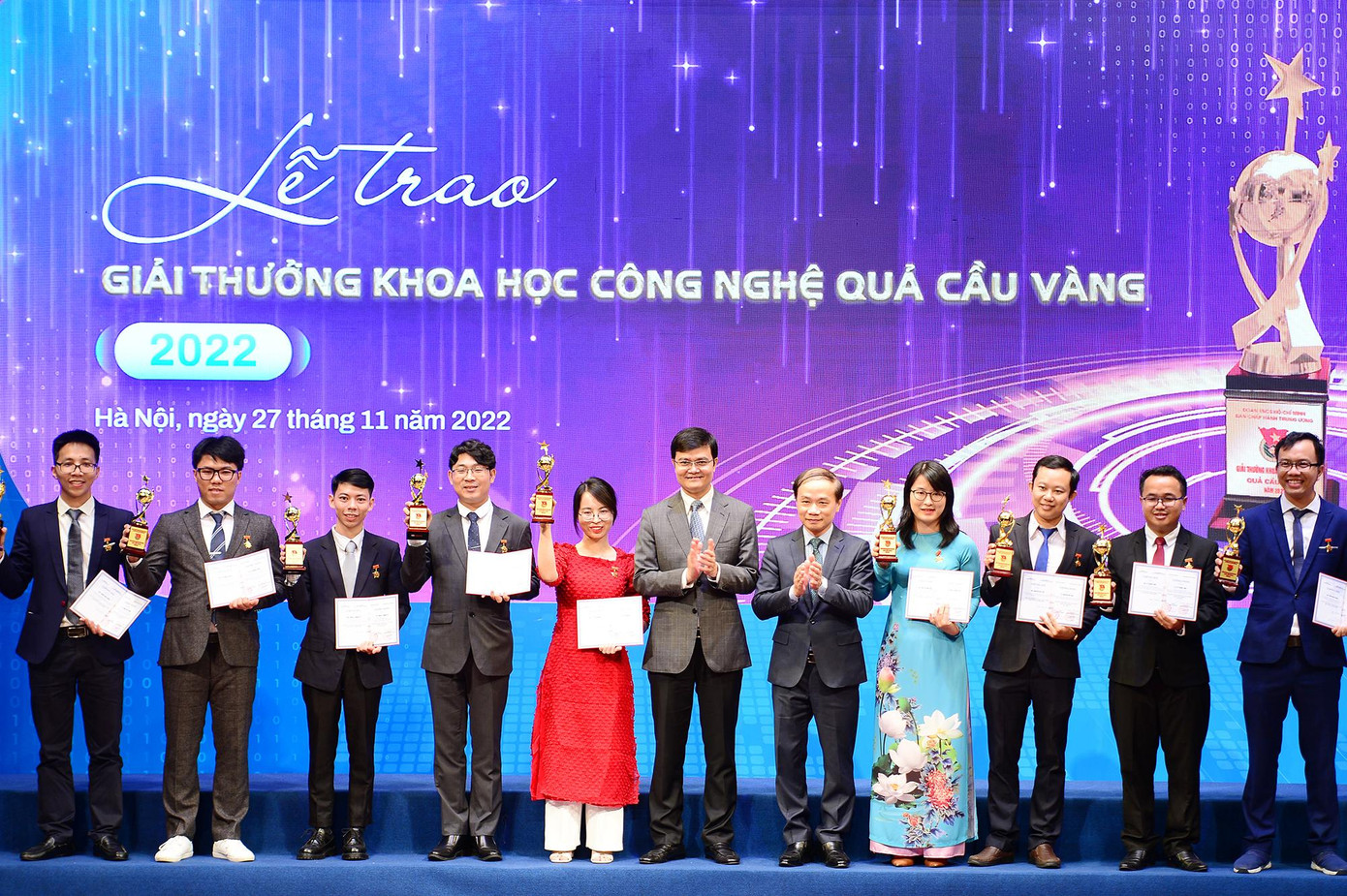 Ông Phạm Tất Thắng và anh Bùi Quang Huy trao Giải thưởng 'Quả Cầu Vàng 2022' cho 10 nhà khoa học trẻ. Ông Phạm Tất Thắng và anh Bùi Quang Huy trao Giải thưởng 'Quả Cầu Vàng 2022' cho 10 nhà khoa học trẻ.