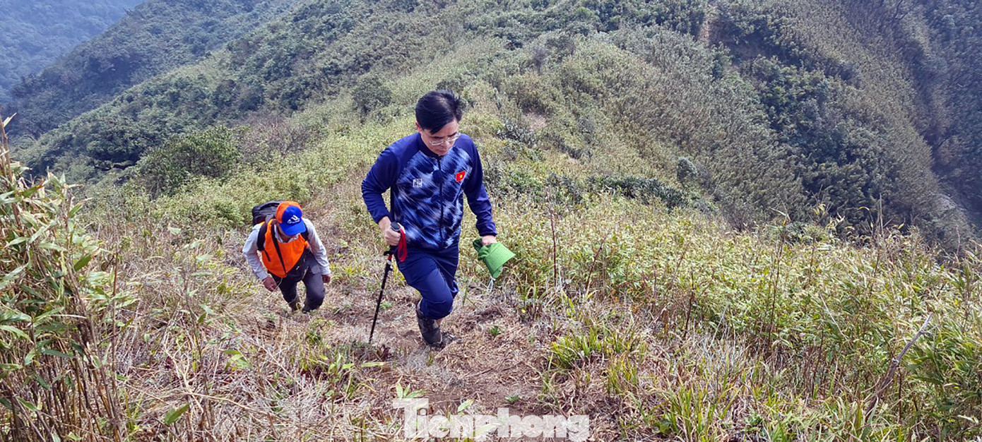 Con đường dốc trên đường chinh phục ngọn núi kỳ vĩ.