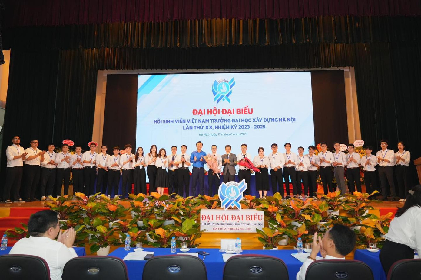 Ban Chấp hành Hội Sinh viên trường ĐH Xây dựng Hà Nội ra mắt Đại hội. Ban Chấp hành Hội Sinh viên trường ĐH Xây dựng Hà Nội ra mắt Đại hội.