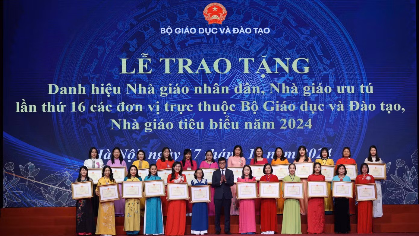 Anh Bùi Quang Huy - Ủy viên dự khuyết T.Ư Đảng, Bí thư thứ nhất T.Ư Đoàn trao Bằng khen cho các Nhà giáo tiêu biểu, năm 2024.
