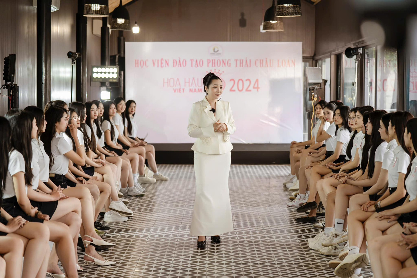 41 thí sinh ‘Hoa hậu Việt Nam’ rạng rỡ trong buổi học phong thái và bùng nổ với vũ đạo. 41 thí sinh ‘Hoa hậu Việt Nam’ rạng rỡ trong buổi học phong thái và bùng nổ với vũ đạo.