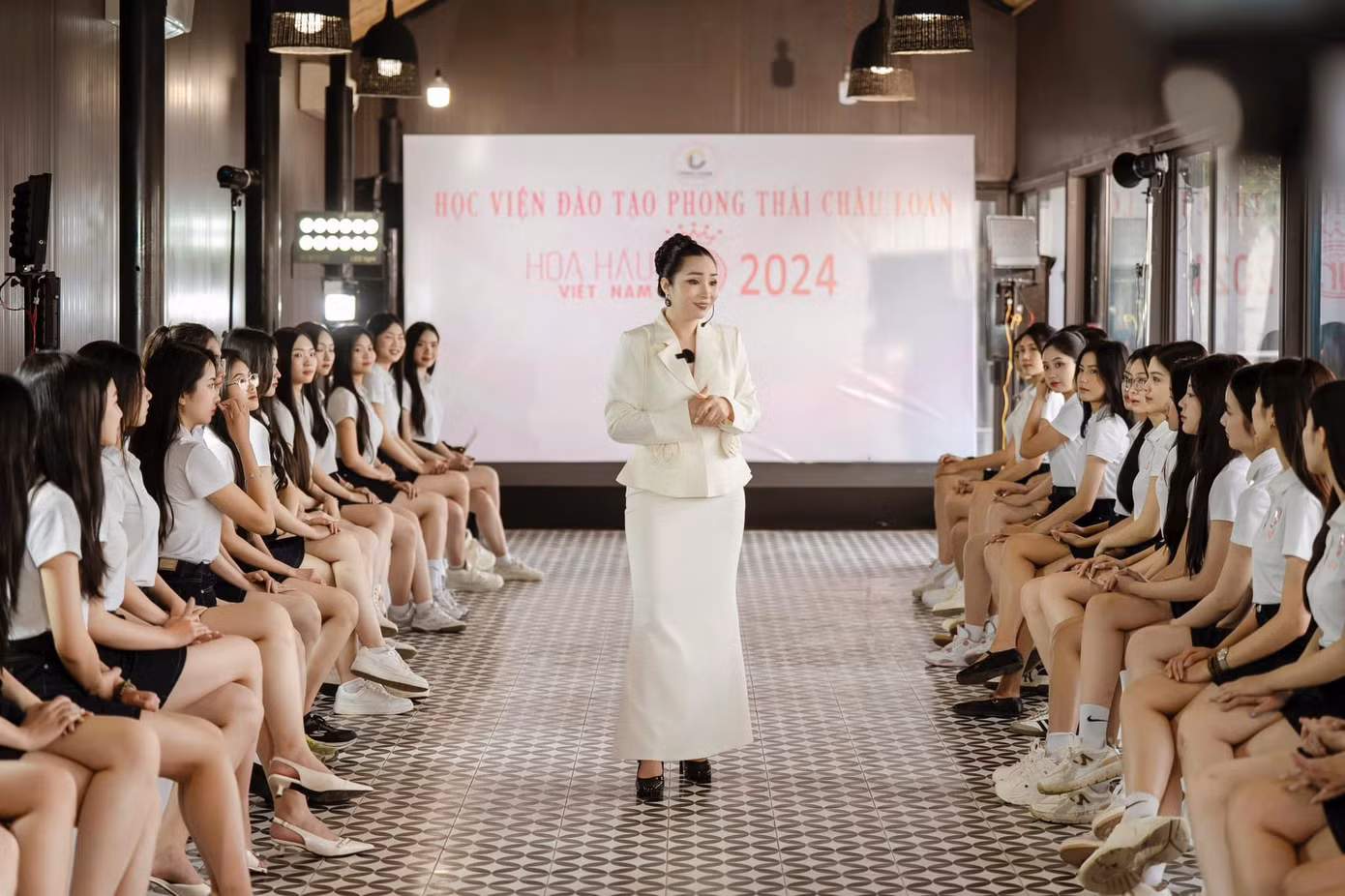 41 thí sinh ‘Hoa hậu Việt Nam’ rạng rỡ trong buổi học phong thái và bùng nổ với vũ đạo.