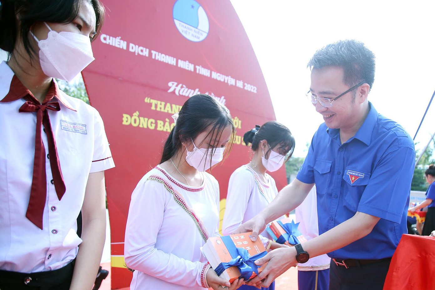 Anh Nguyễn Tường Lâm, Bí thư T.Ư Đoàn tặng quà cho học sinh nghèo học giỏi trên địa bàn tỉnh Quảng Ngãi. Anh Nguyễn Tường Lâm, Bí thư T.Ư Đoàn tặng quà cho học sinh nghèo học giỏi trên địa bàn tỉnh Quảng Ngãi.